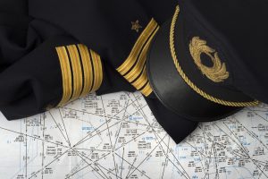 Uniforme pilote et carte de navigation